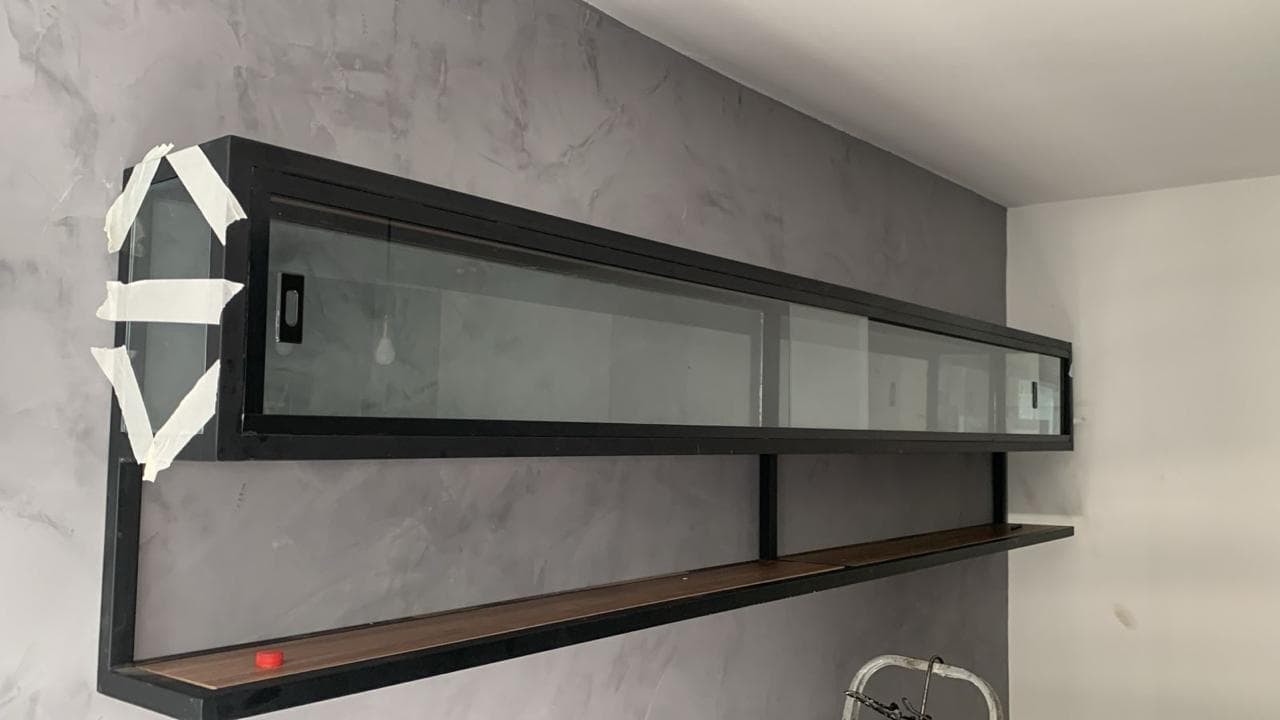 Armário Tubular com Vidro Deslizante